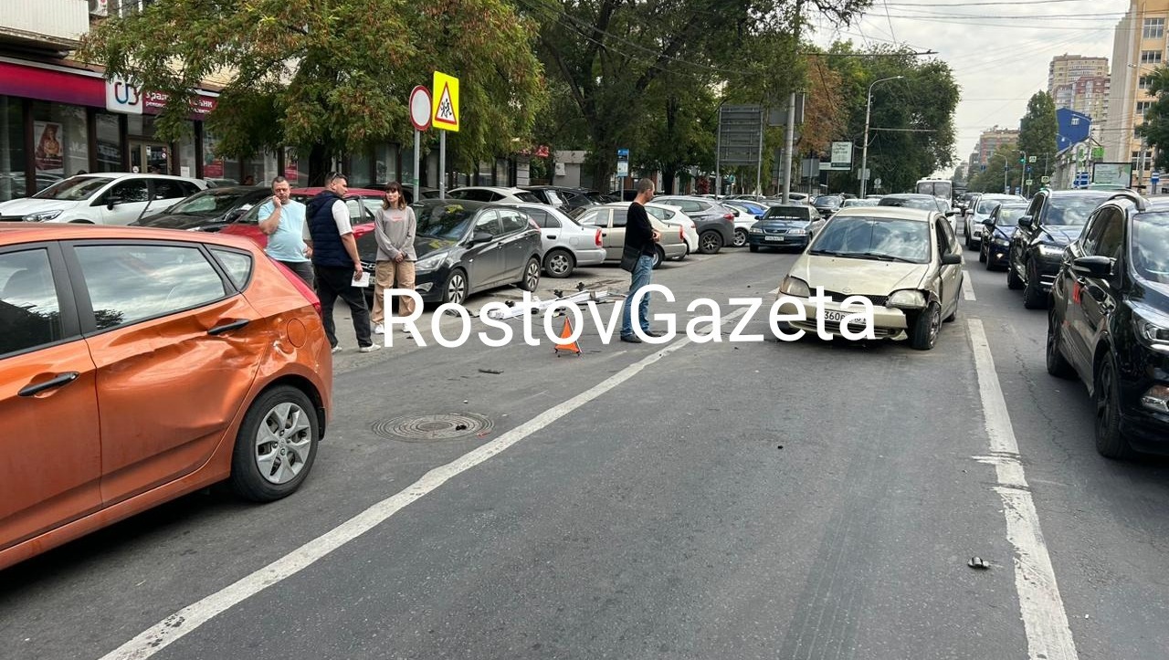 Авария с четырьмя автомобилями остановила движения в центре Ростова