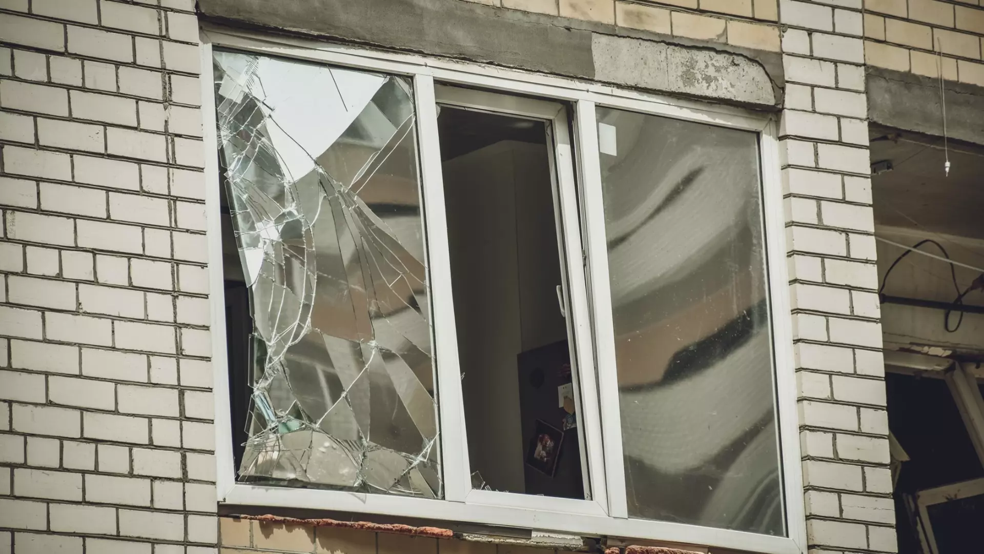 В Ростове 16-летний парень погиб при падении из окна