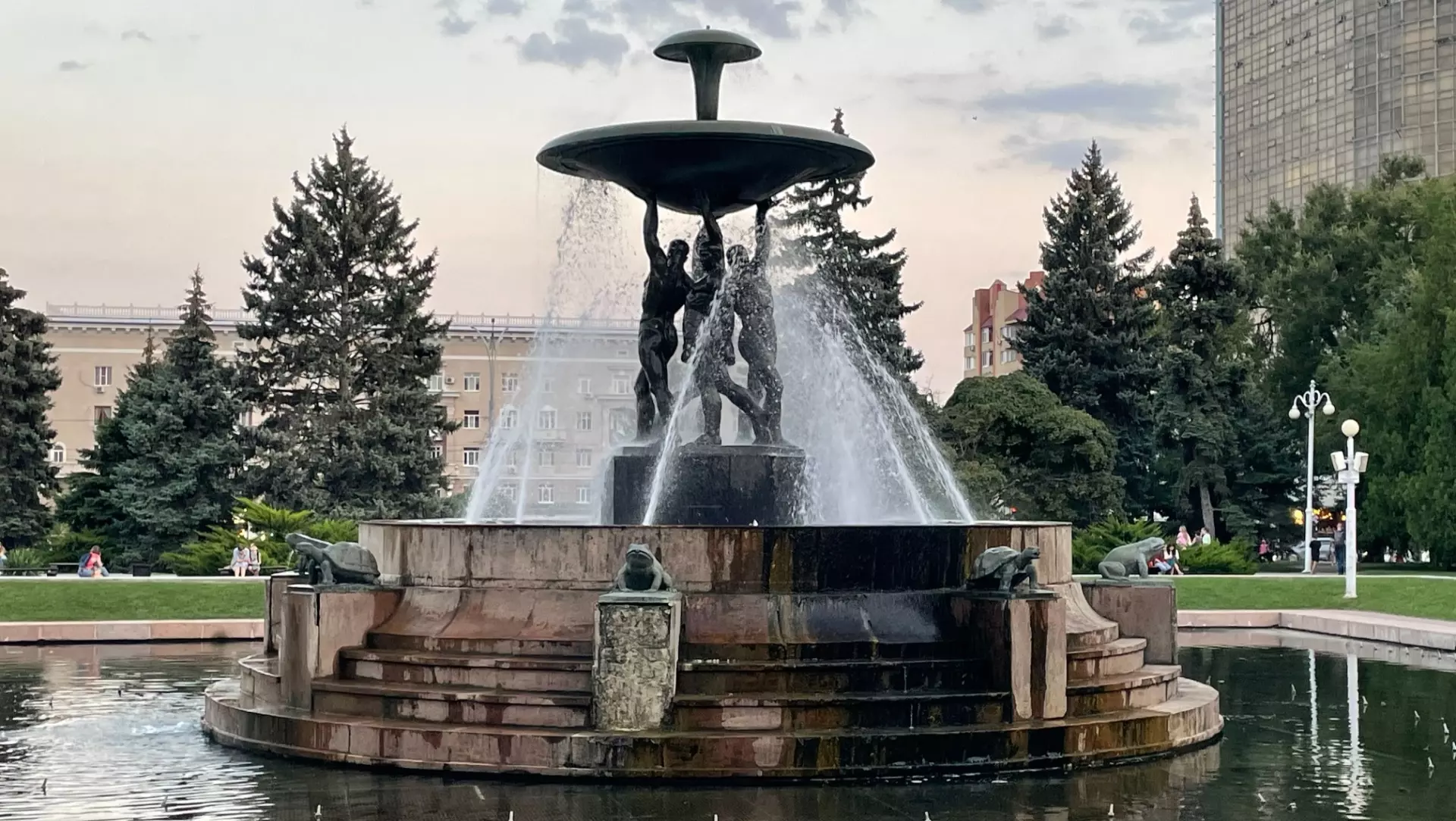 Власти Ростова не планируют тратить деньги на ремонт фонтана «Атланты»