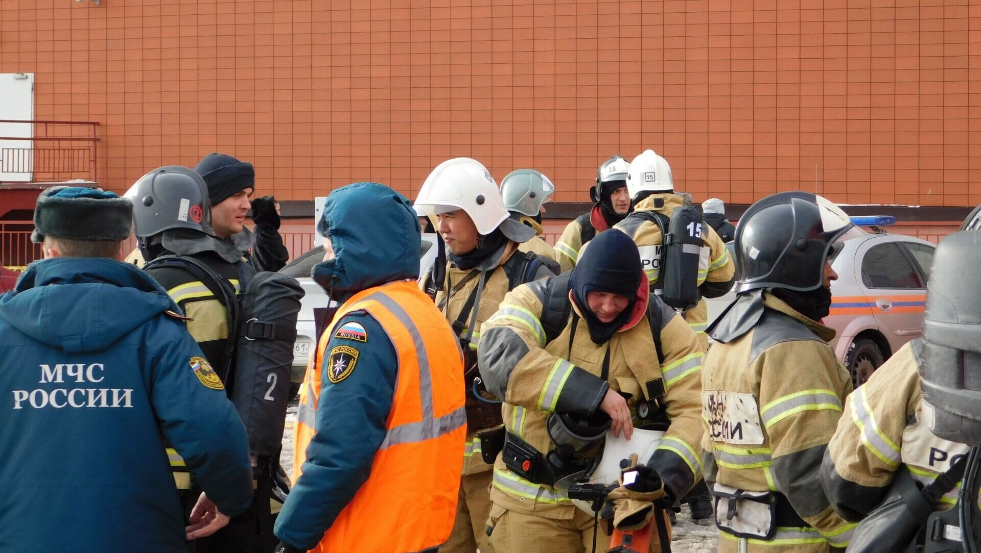 Жителей домов рядом с горящим зданием на Сиверса, 20 эвакуируют в Ростове