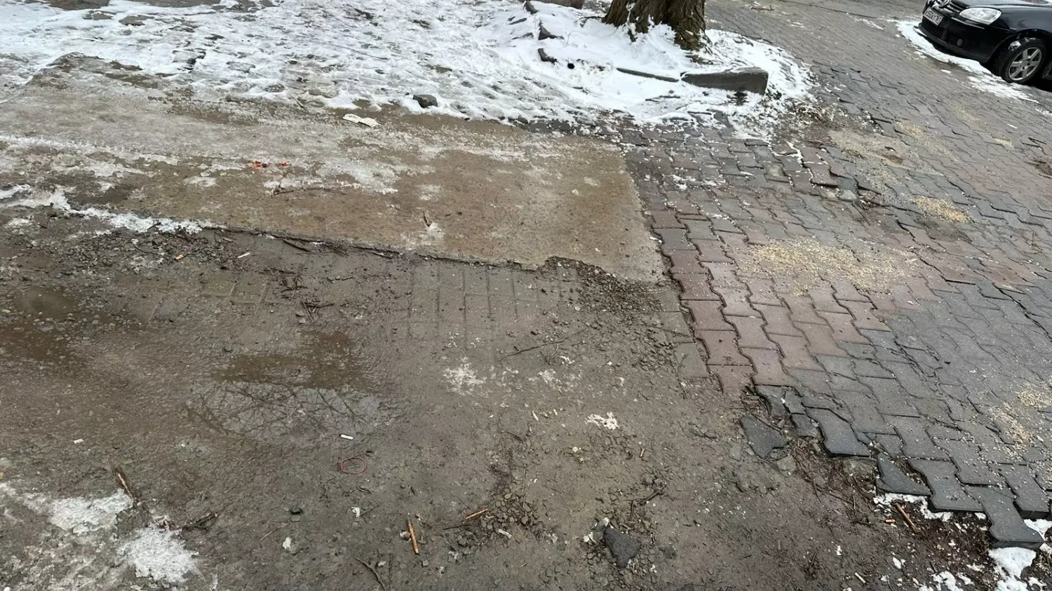 Разбитые автомобилями тротуары на Сержантова в Ростове