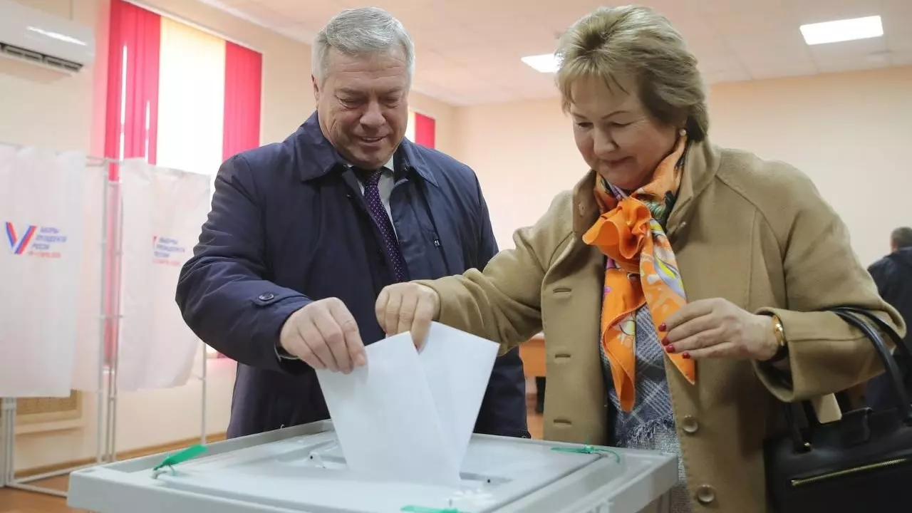 Губернатор Ростовской области Голубев с женой проголосовали на выборах 16 марта