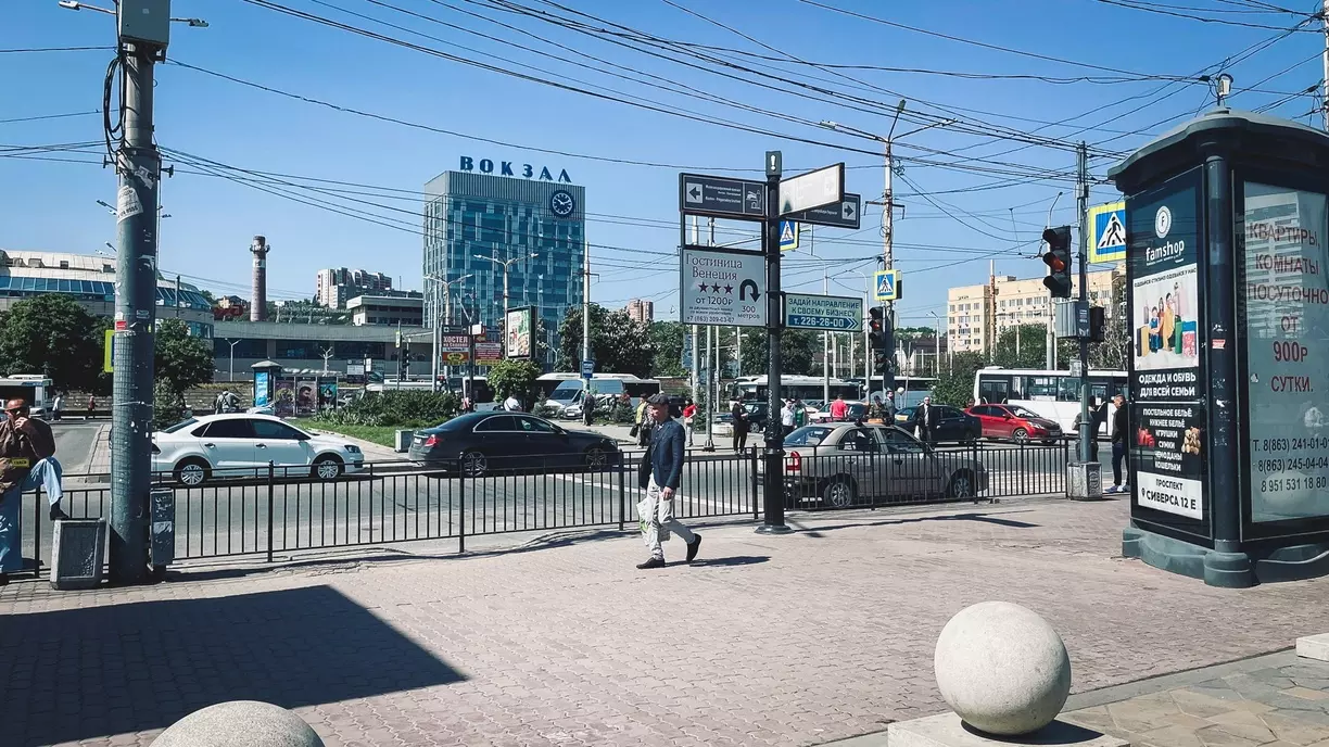 По словам ростовчанки, двухлетний малыш стоял один на улице Привокзальной, 3 в Ростове.
