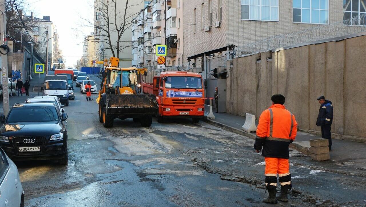 Улицы Ростова покрылись наледью и ледяными сугробами 6 декабря