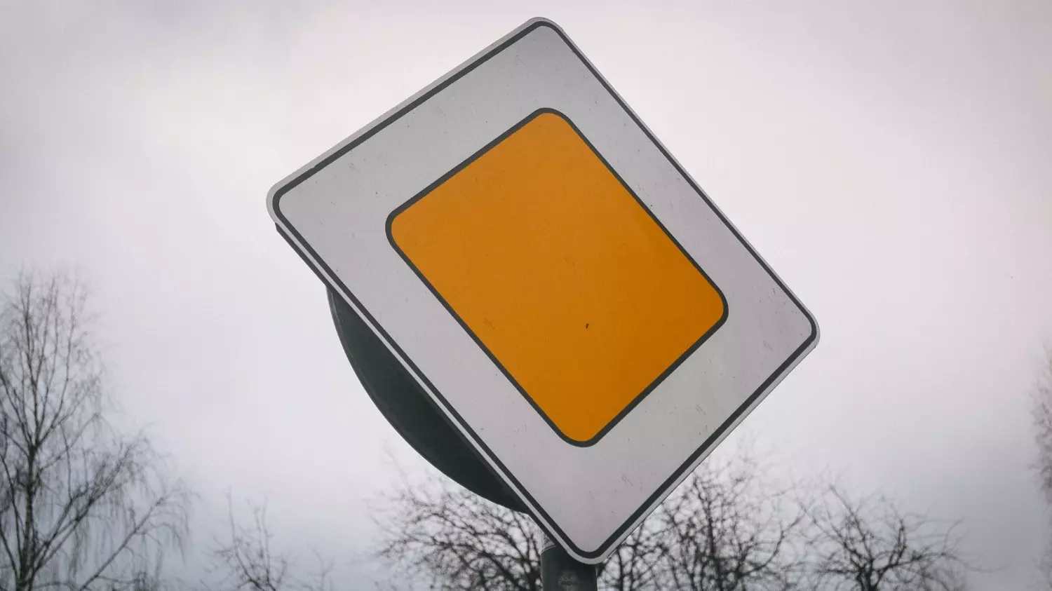 Этот дорожный знак показывает, что водитель едет по главной дороге