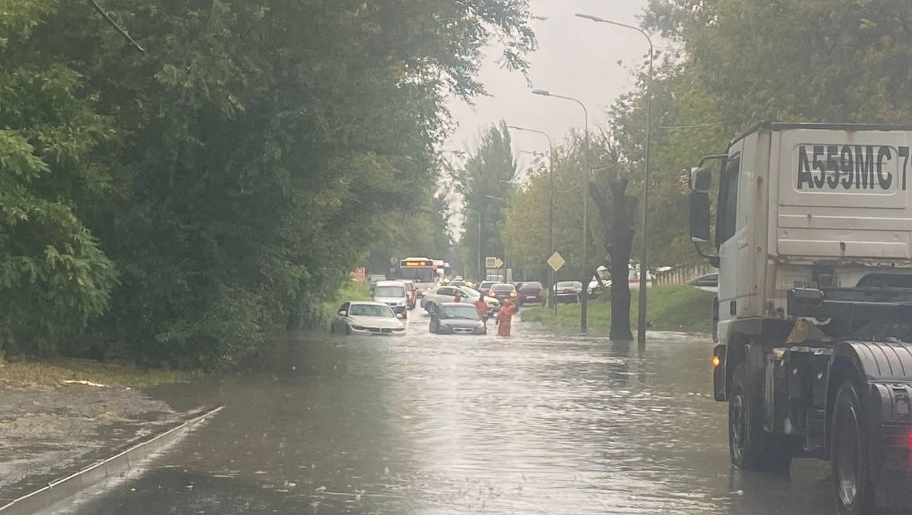 В Ростове перекрыли Оганова из-за нескольких десятков затопленных машин