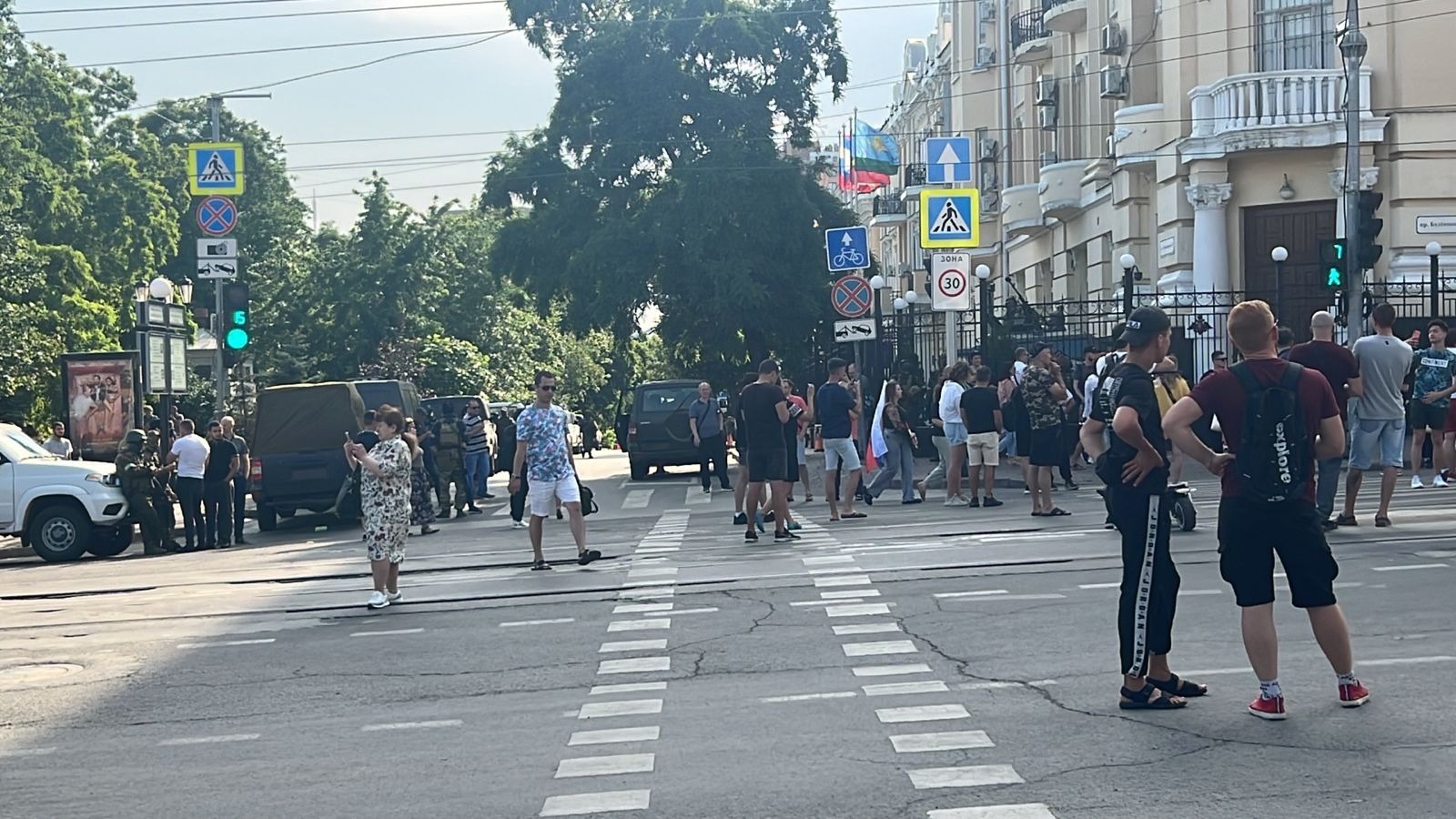 Люди в форме еще раз призвали жителей Ростова покинуть центр города