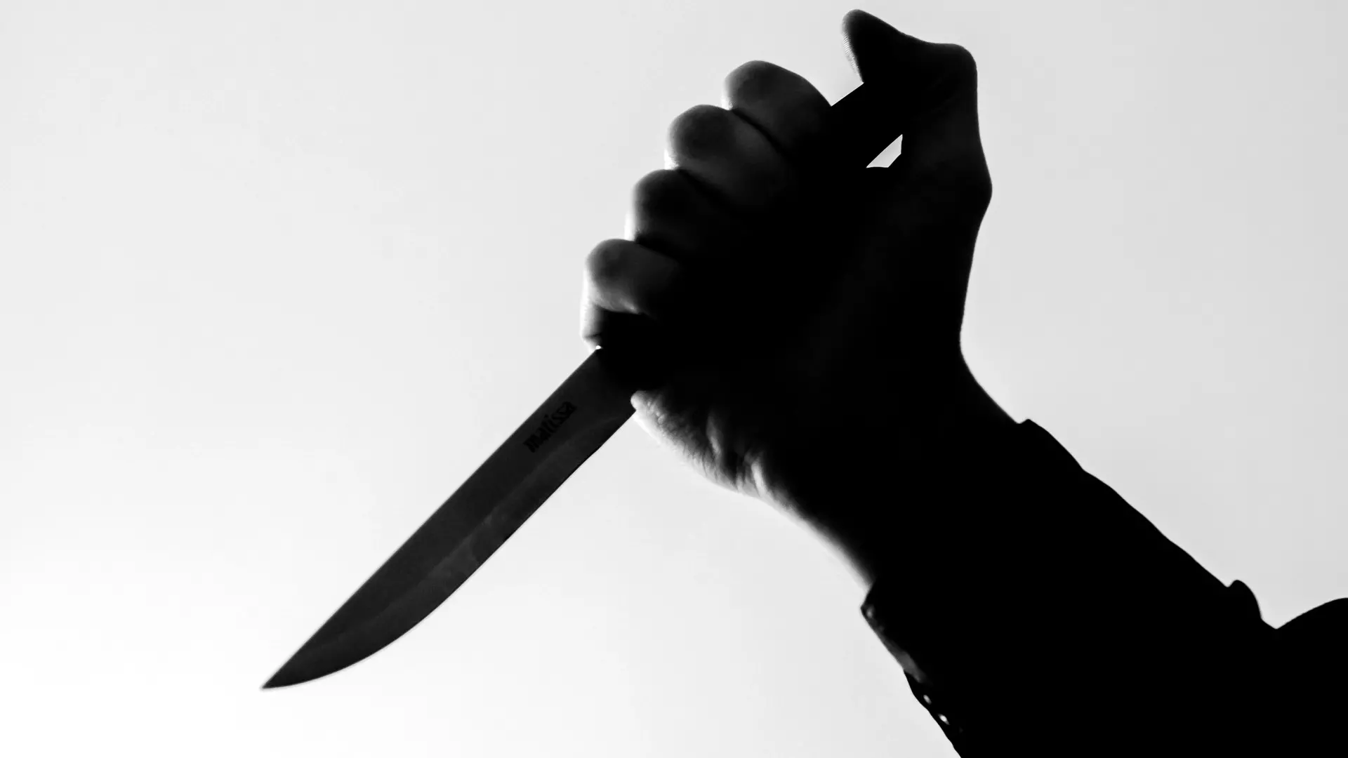 В Батайске мужчина нанес себе увечья ножом, снимая процесс на телефон