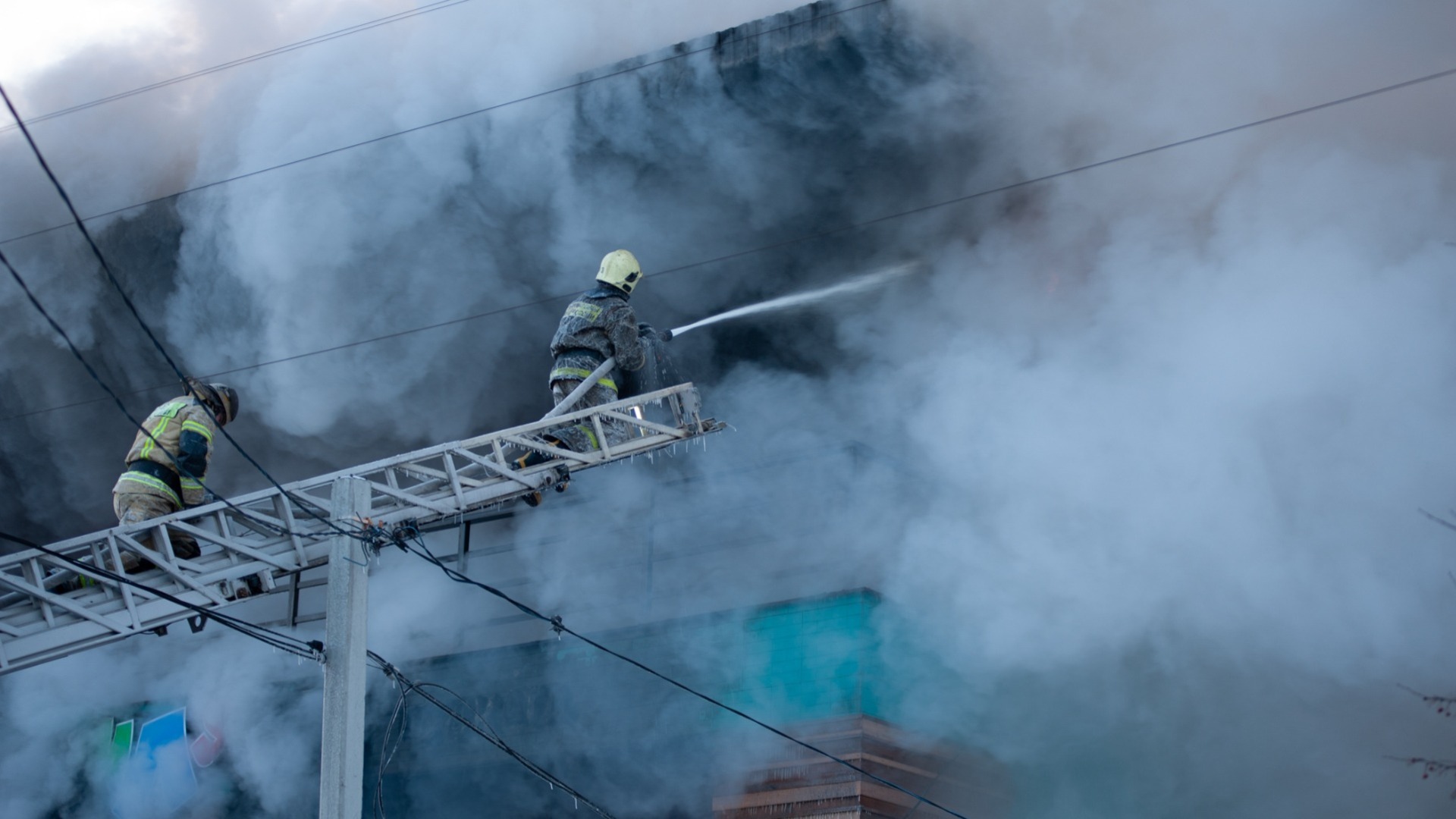 Крупный пожар уничтожил цех обувной фабрики в Ростовской области ночью 12 сентября
