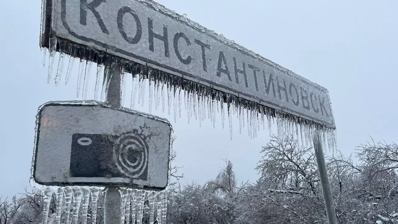 Провода покрылись 4-сантиметровой коркой льда из-за дождя в Ростовской области