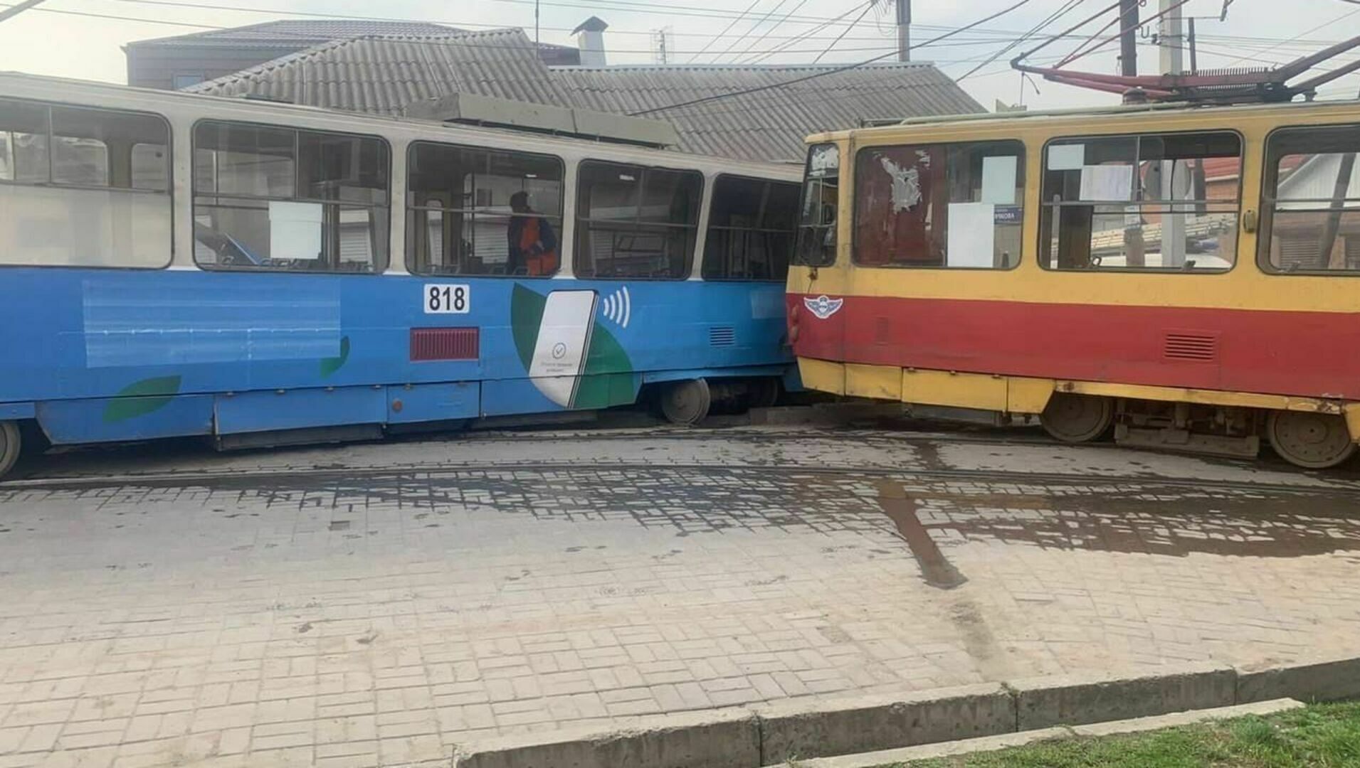 Власти пообещали отремонтировать дом, который протаранил трамвай в Ростове
