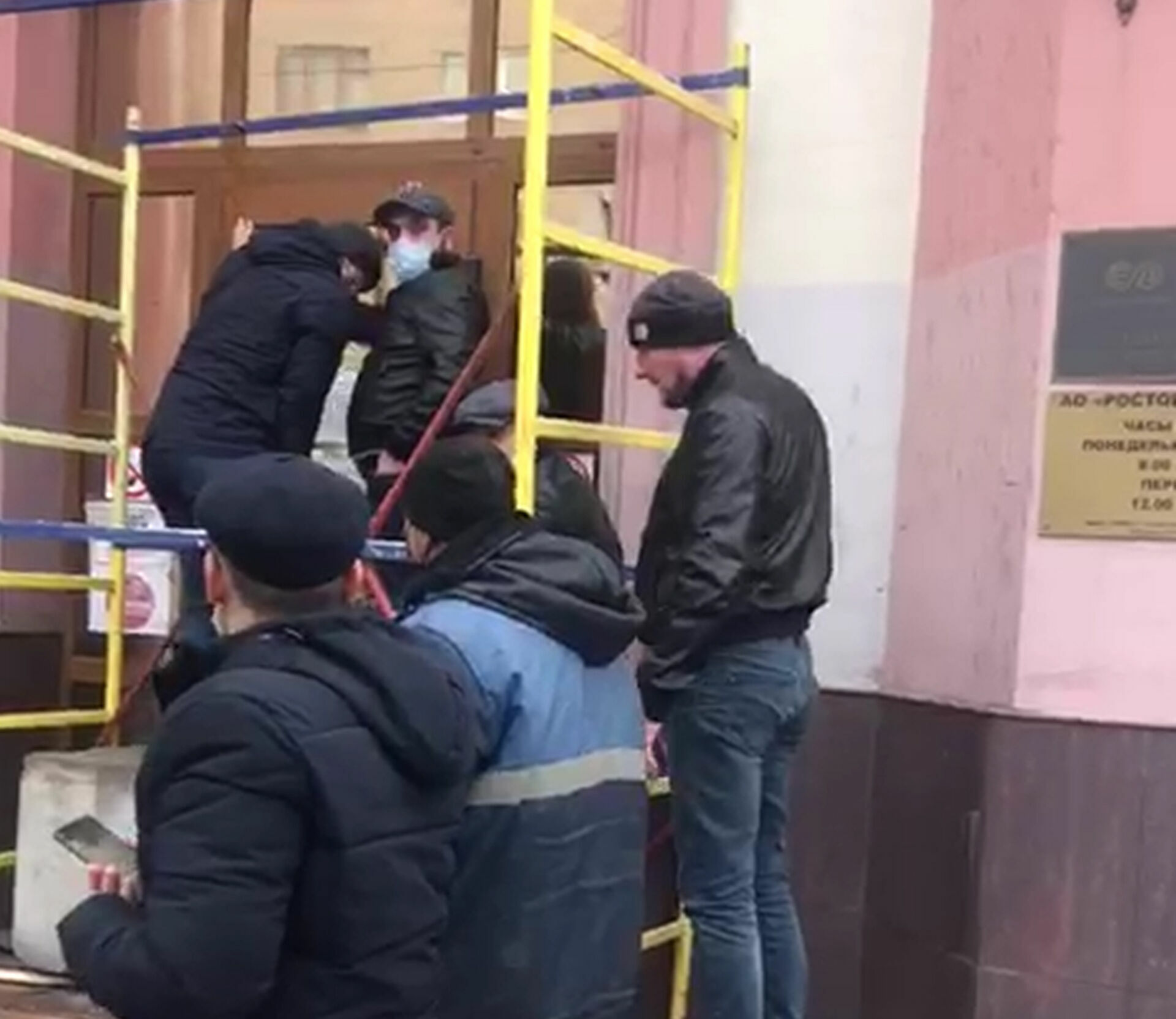 Вход в здание Ростовского водоканала перекрыли бетонными блоками и ковшом от трактора в декабре 21 года.