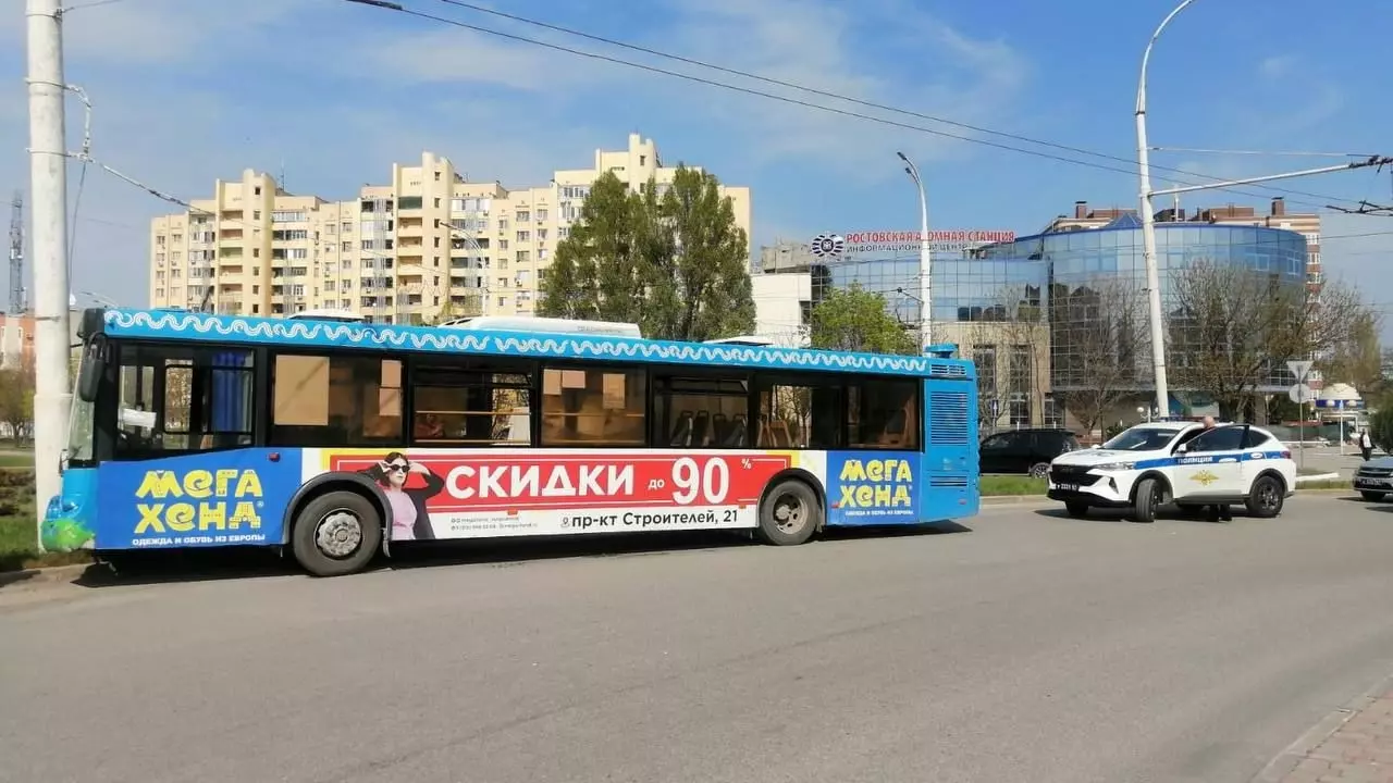 Автобус с пассажирами влетел в опору ЛЭП в Ростовской области