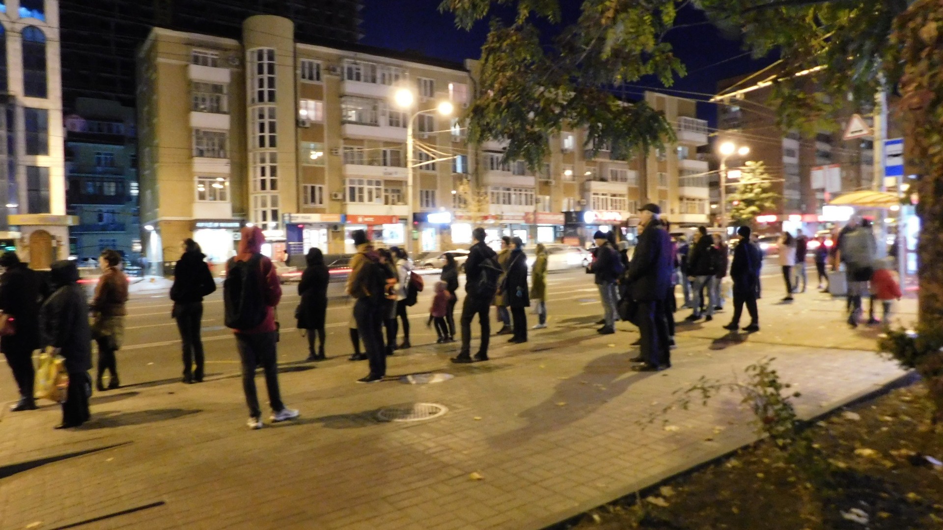 Ростовчане ждут автобус на остановке поздно вечером