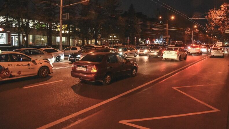 Шесть машин столкнулись на Буденновском в Ростове, образовав пробку в 1,5 километра