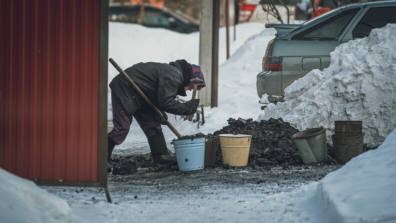Жители в Ростовской области с лопатами вышли на расчистку дорог от снега