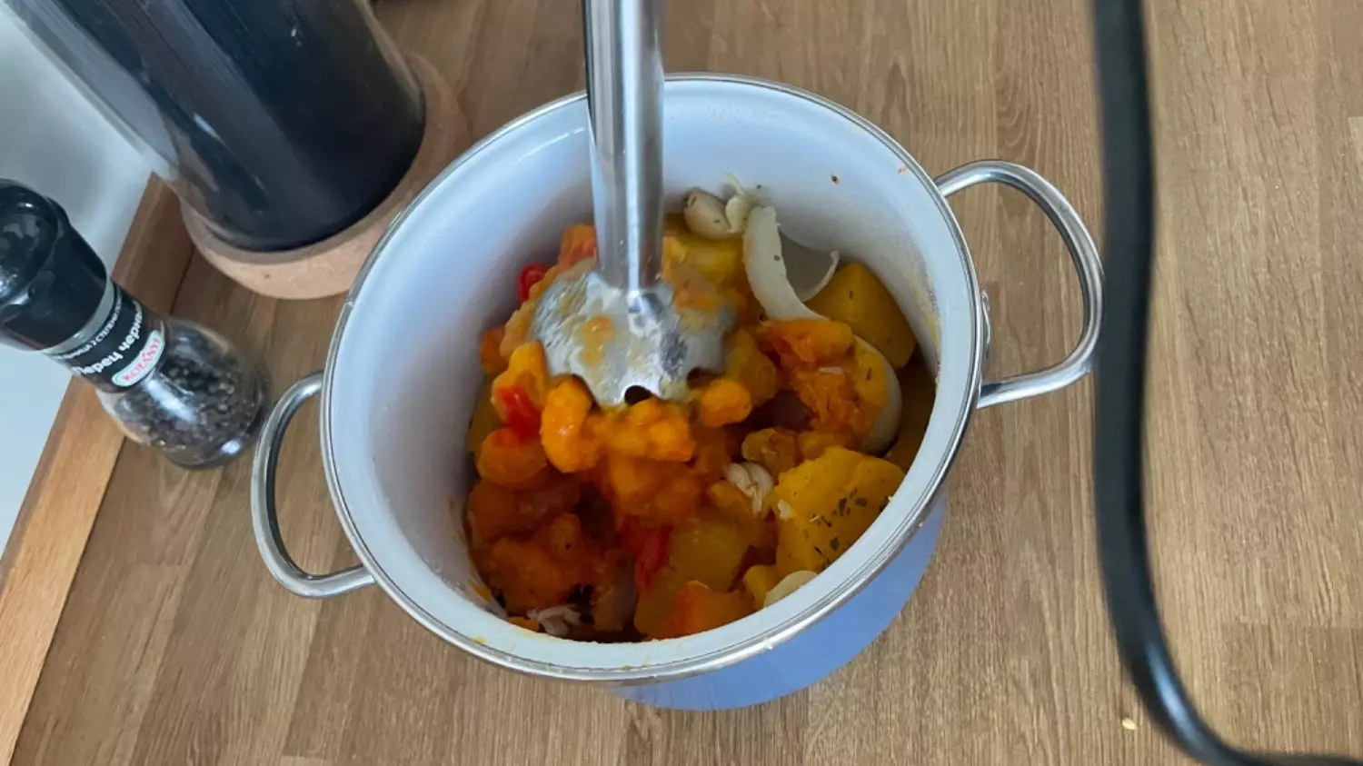 Овощи для крем-супа из тыквы пробиваем блендером