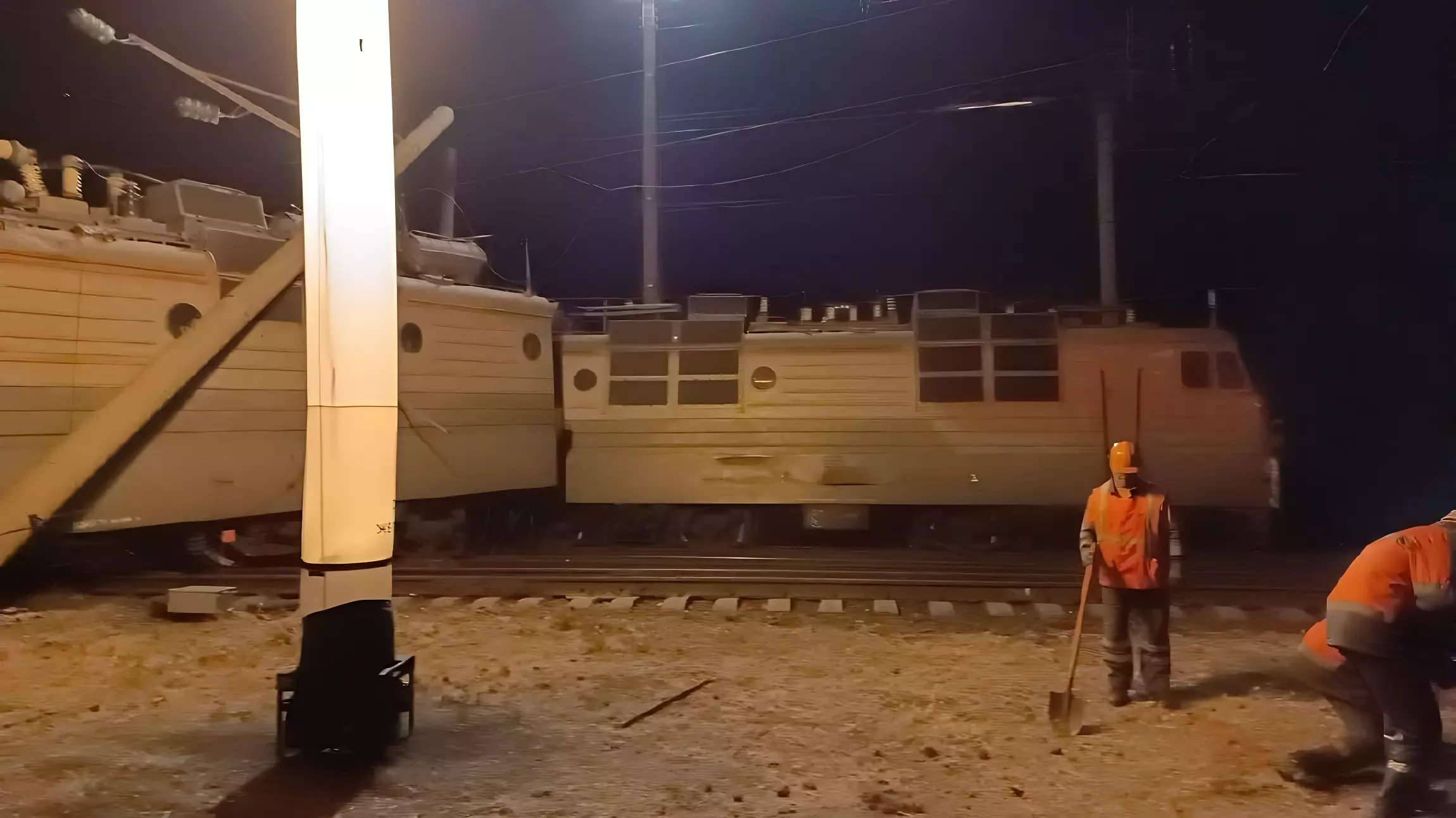 Кадры сошедшего с рельсов товарного поезда в Ростовской области