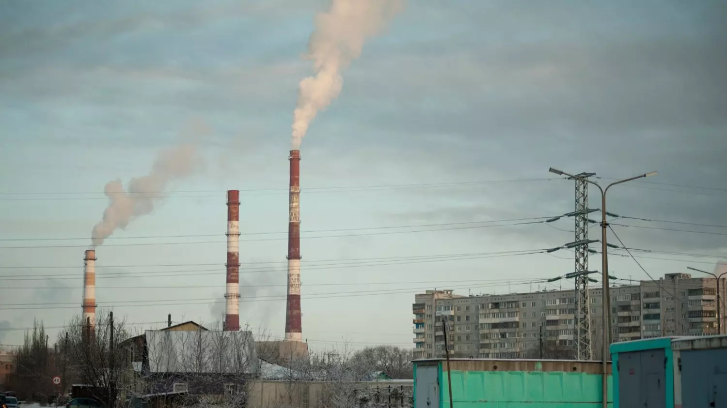 «В непосредственной близости от жилых домов в Азове работают заводы по переработке асфальта. А рядом, на улице Мелиораторов, живут люди и дышат этим дымом», — говорит Сергей Погорелов.