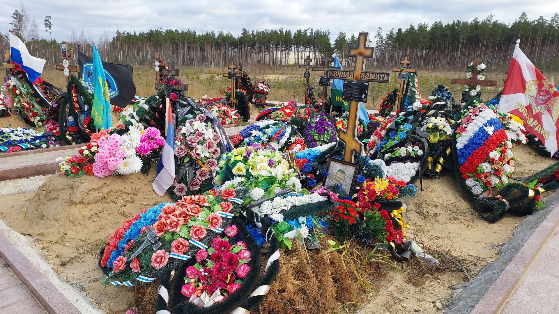 Сколько на данный момент погибло на сво. Могилы погибших на Украине. Могила на кладбище. Кладбище погибших на Украине. Фото могилы.