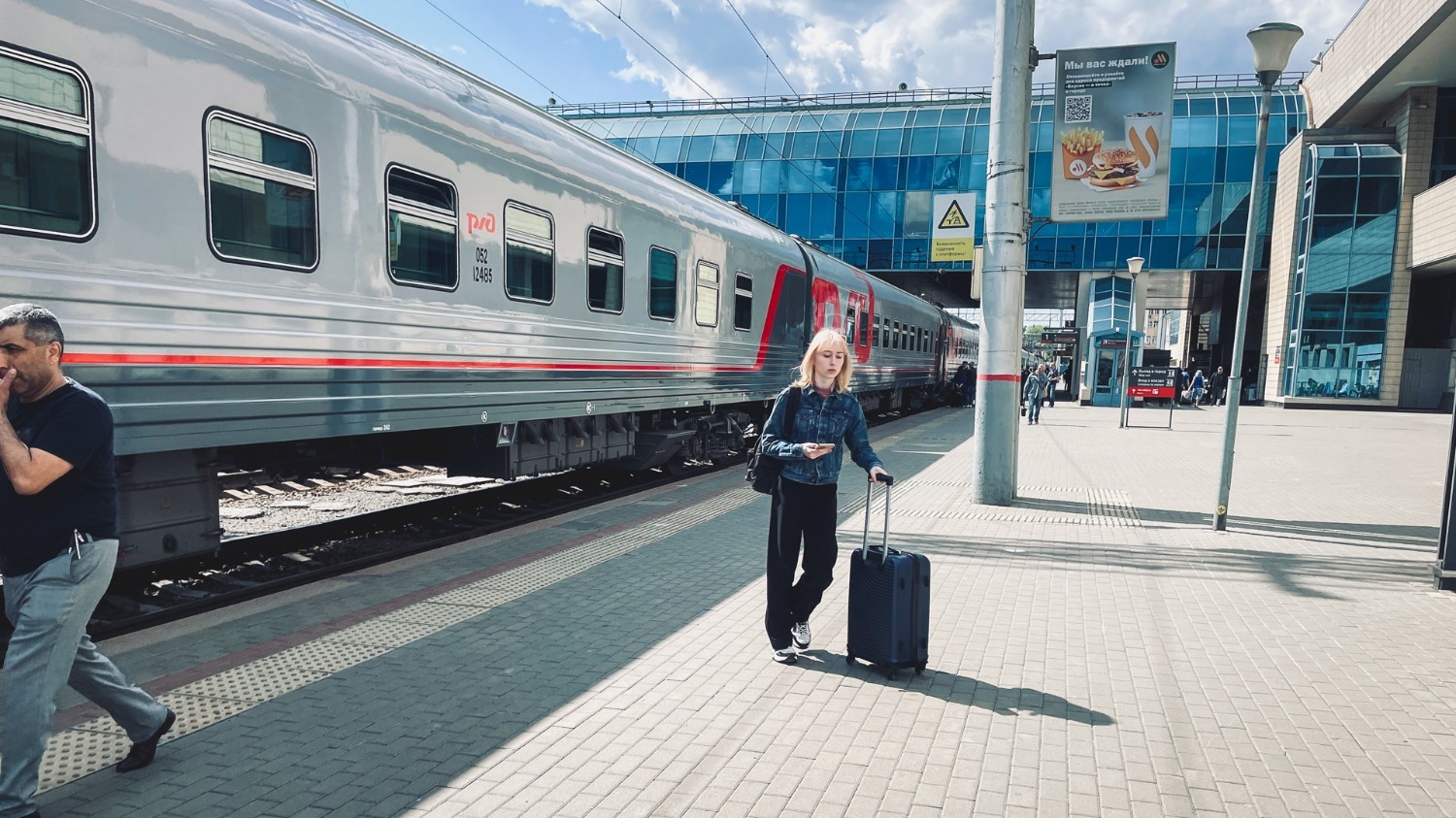 Начальник поезда, который следовал из Санкт-Петербурга и покинул ростовский вокзал в 17:27 рассказал журналисту, что обстановка в поезде спокойная.