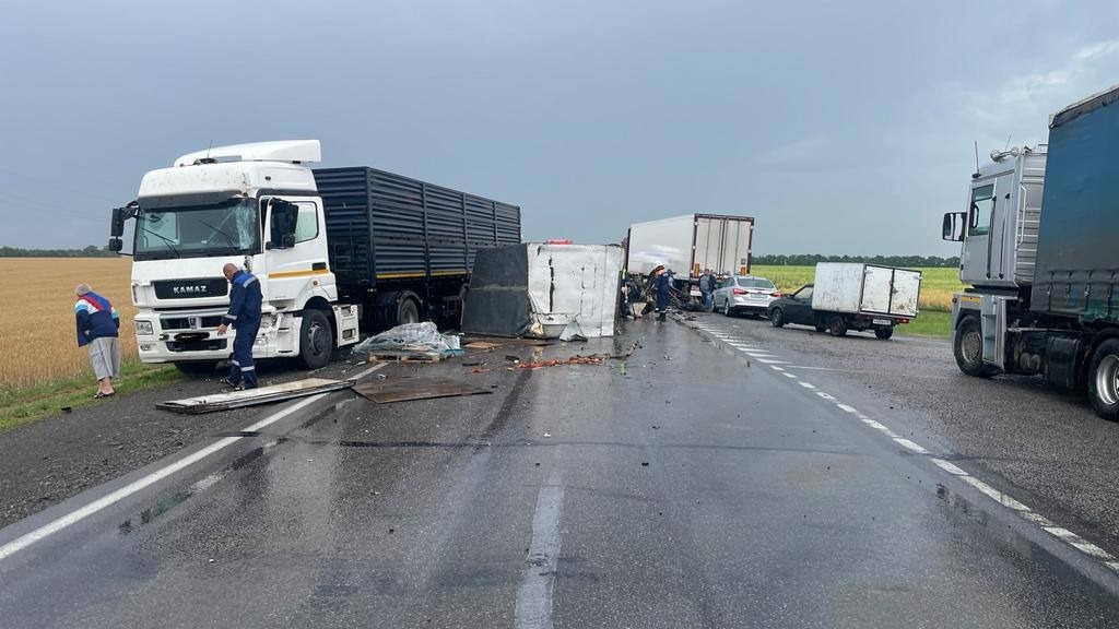 В Ростовской области на трассе А-260 водитель погиб в ДТП с грузовиками