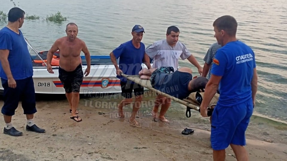 Спасатели передают врачам пострадавшего мужчину в Ростовской области