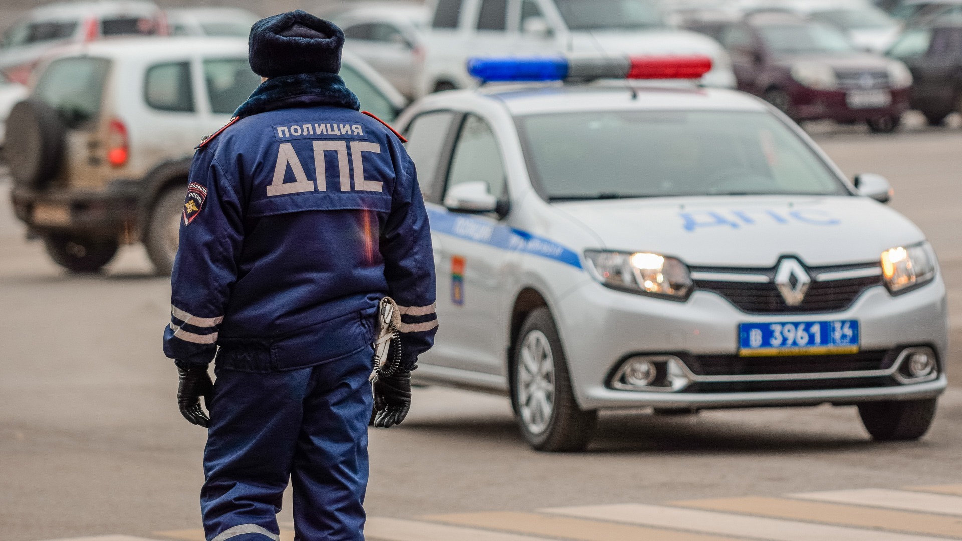 Стали известны подробности задержания полицейского из-за взятки с военного в Ростове