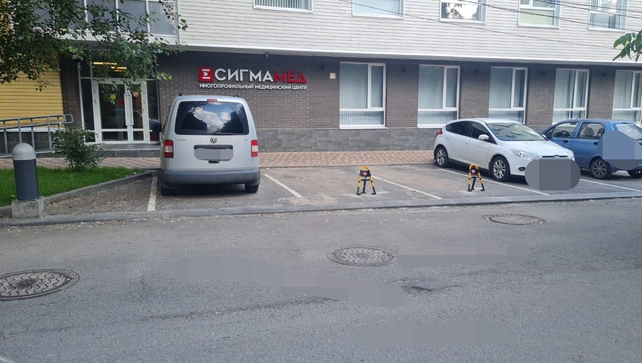 В Ростове клиника «Сигмамед» захватывает парковки жильцов в центре города