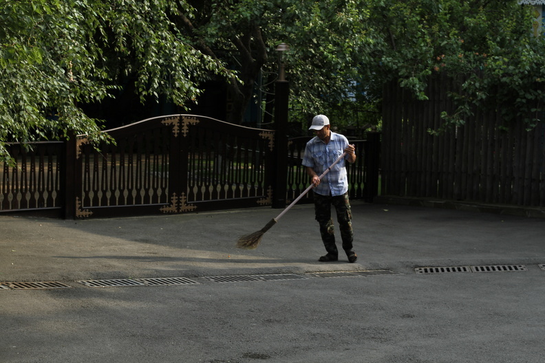 Пятнадцать дворников-призраков занимались уборкой района в Ростове