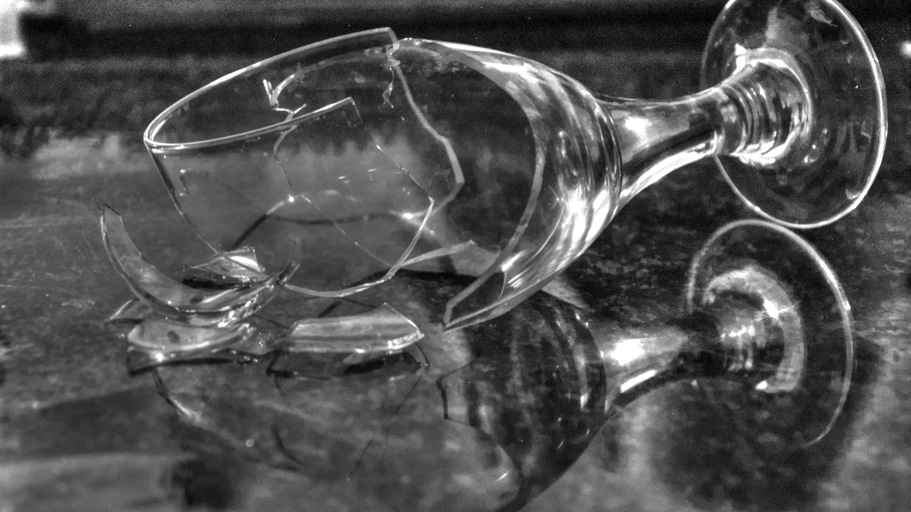 Разбитый бокал примета. Разбитый стеклянный стакан. Разбитая Рюмка. Резонанс стеклянного бокала.
