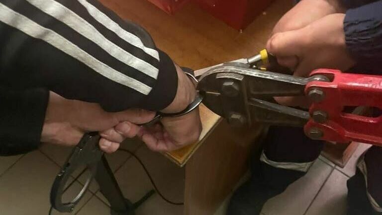 В Ростове-на-Дону ночью спасатели помогли полицейским снять наручники с задержанного