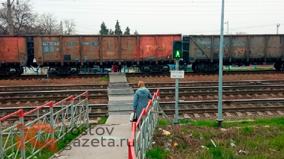 «Светофор горит зеленым»: почему ростовчане вынуждены проползать под поездом
