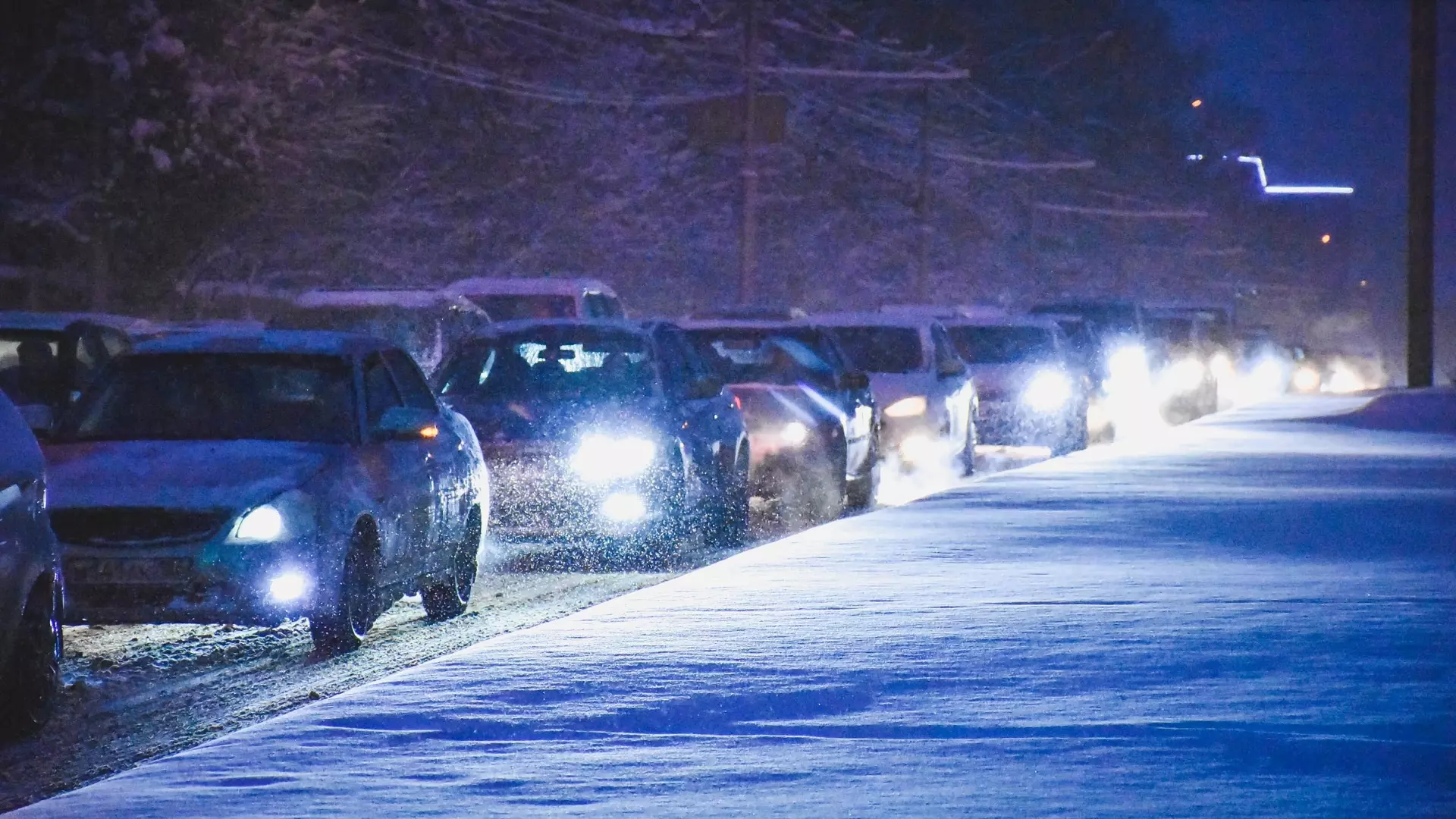 Объездная трасса Ростова встала в многокилометровой пробке после снега 23 ноября