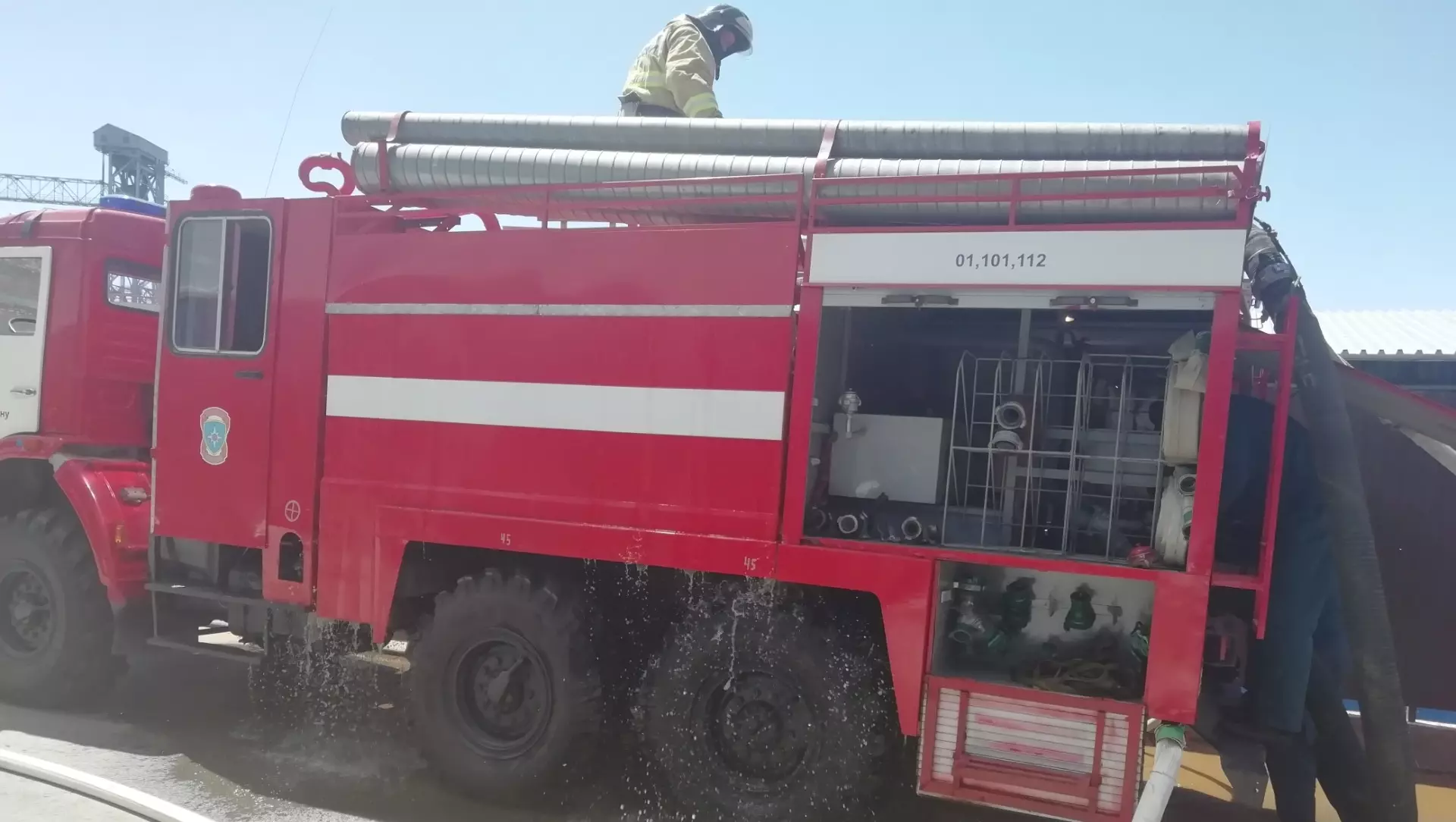 Видео загоревшегося на дороге в Ростове-на-Дону автобуса появилось в Сети