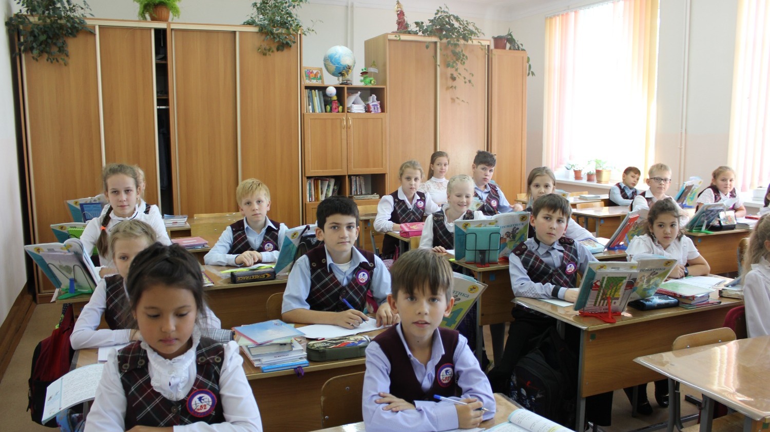 Например, в Ростовской области семьи с тремя и более детьми получают ежемесячную финансовую помощь в размере 498 рублей на каждого ребенка.
