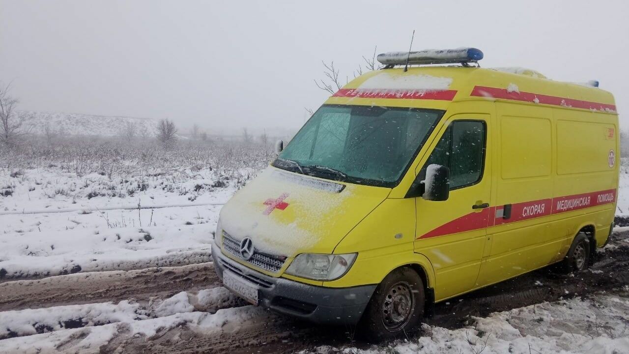 Скорая в Ростове увязла в грязи по пути к пациенту утром 30 марта