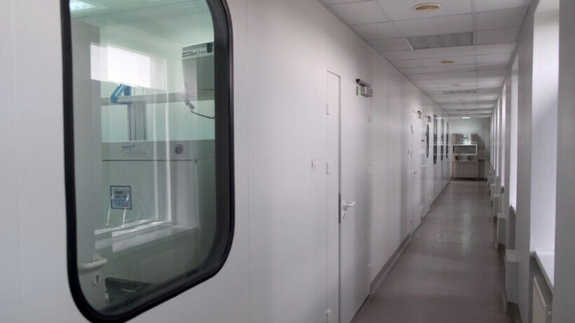 В В окнах помещений лаборатории можно рассмотреть часть высокоточного оборудования. Здесь и происходит процесс выращивания клеток и тканей.