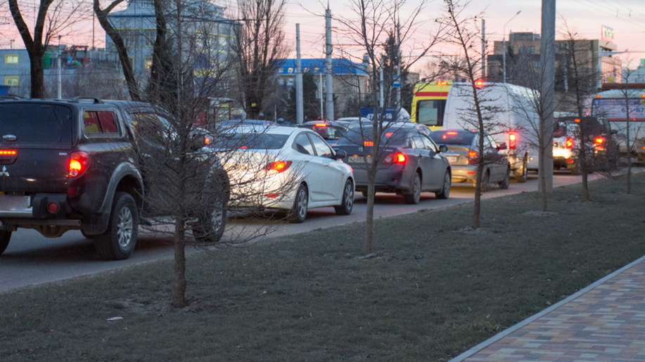 Пробки парализовали движение в центре Ростова-на-Дону из-за выключенного светофора