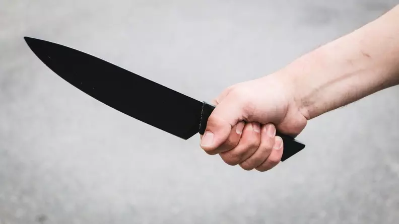Бомжи ножом ранили на улице двух человек в Ростове-на-Дону