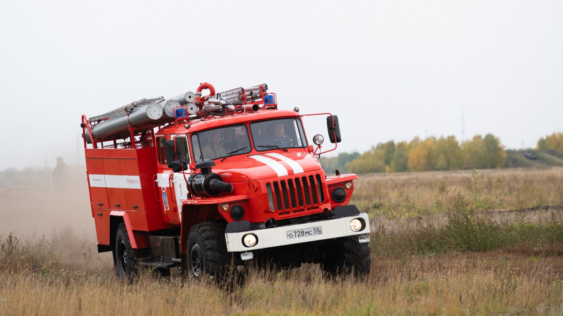 В Ростовской области на трассе М-4 «Дон» фура с щебнем загорелась прямо во время движения