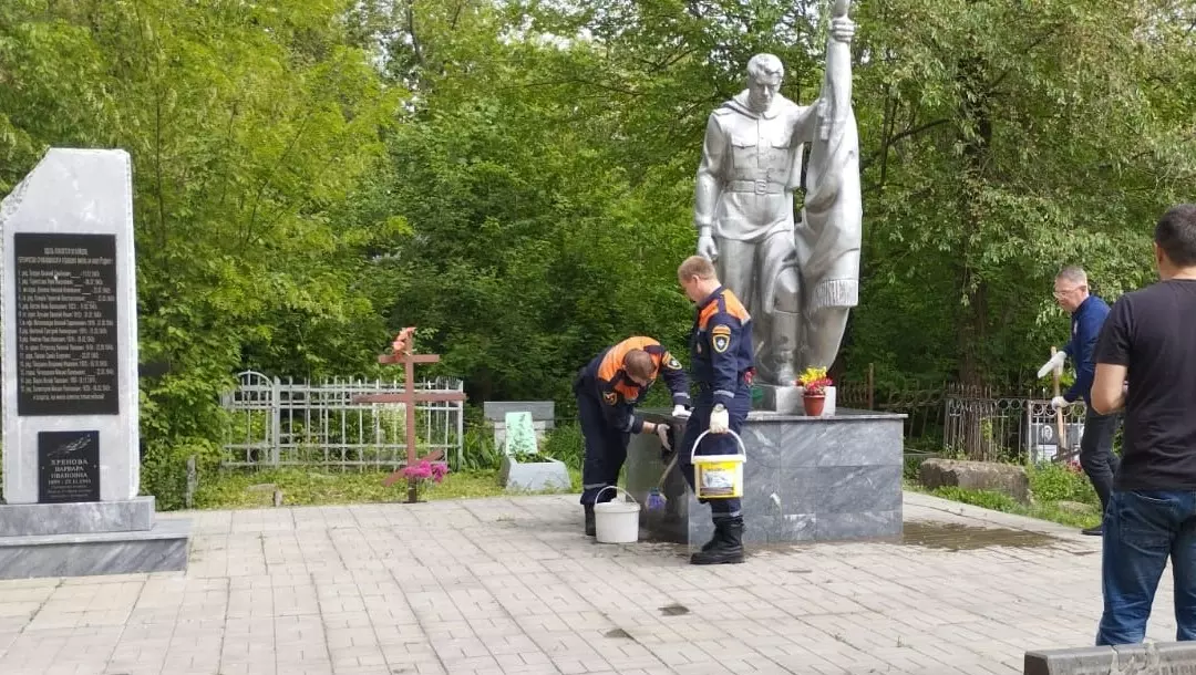 Донские спасатели и пожарные приводят в порядок памятники героям ВОВ