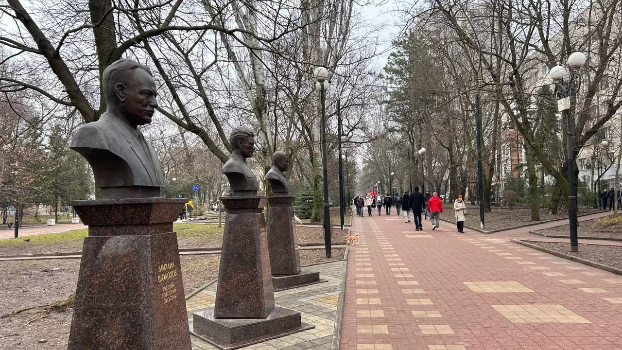 Половина Пушкинской представляет собой бульвар с узкой дорогой для автомобилей, а другая половина — настоящий парк, где можно прогуляться в тени деревьев среди красивых клумб.