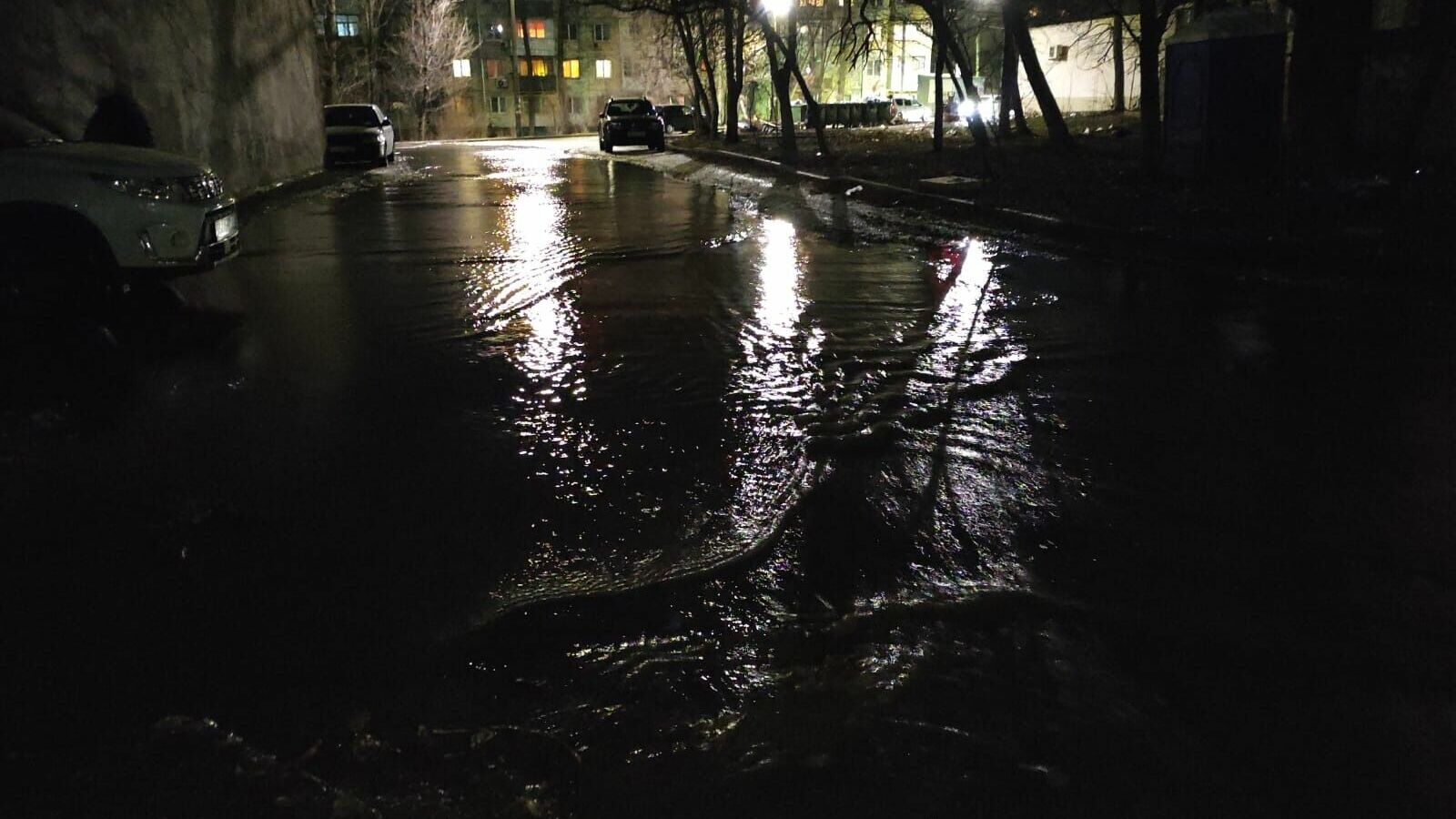 Улицы Западного района в Ростове залило водой из-за коммунальной аварии