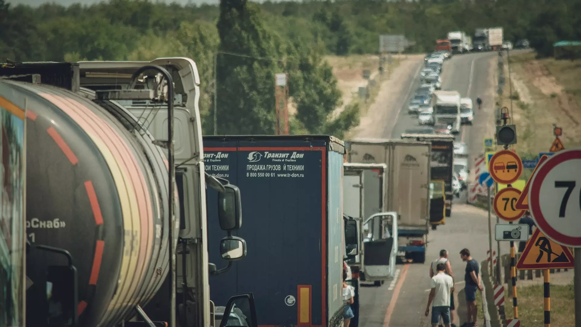 Огромная пробка сковала трассу Ростов-Таганрог из-за ДТП с военными грузовиками
