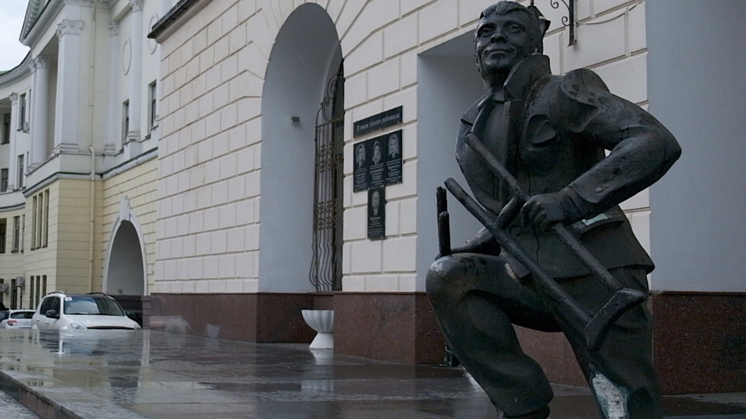 Скульптура «Исцелившийся больной» перед главным входом в РТЦ