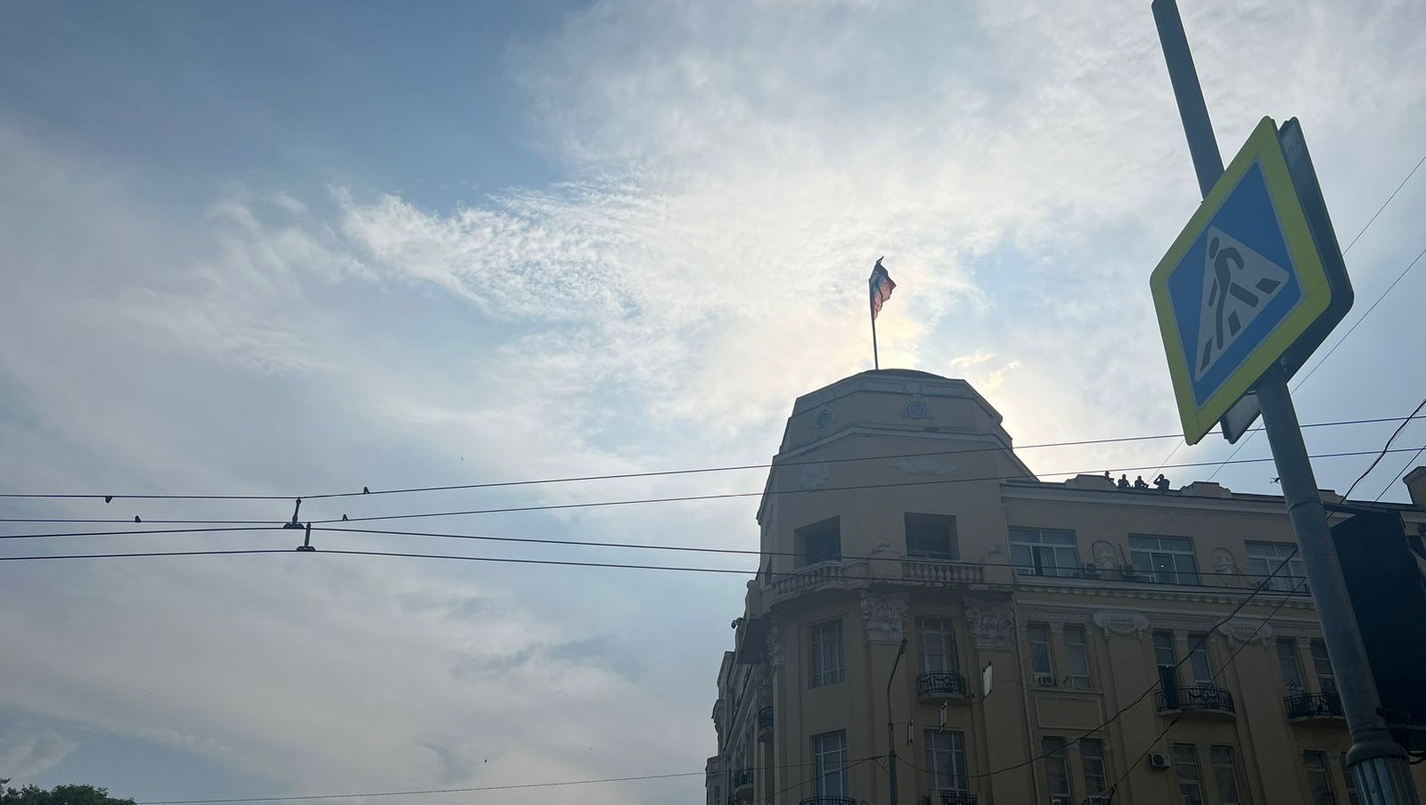 В Ростове на крыше штаба ЮВО заметили снайперскую группу