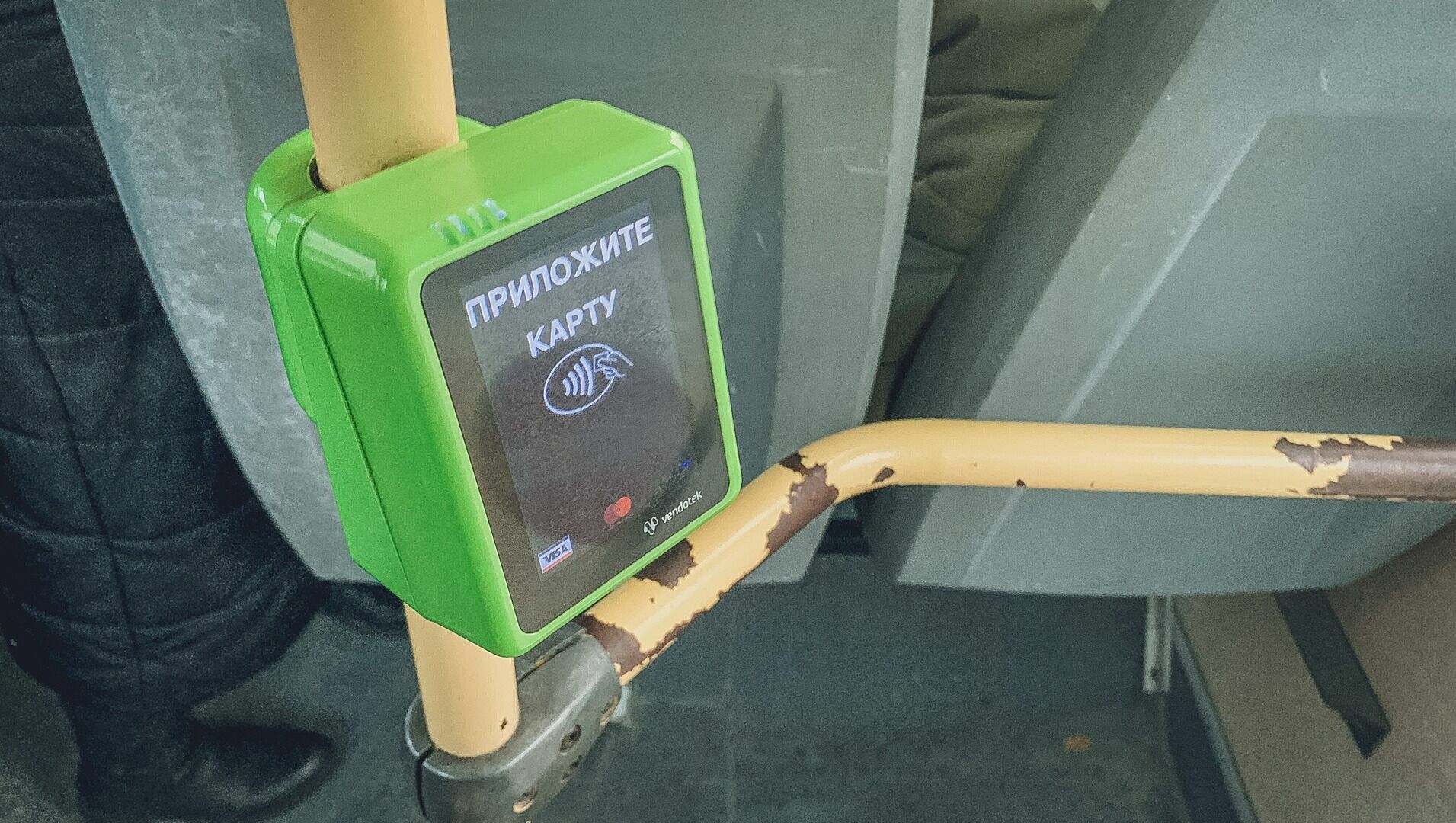 В Азове водитель автобуса №4 спрятал терминал безналичной оплаты под кепкой