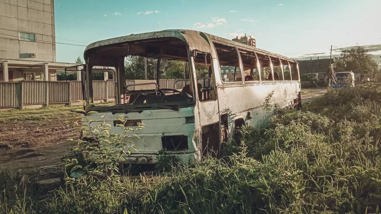 У автобуса отвалились два колеса во время движения из-за ям в Ростовской области