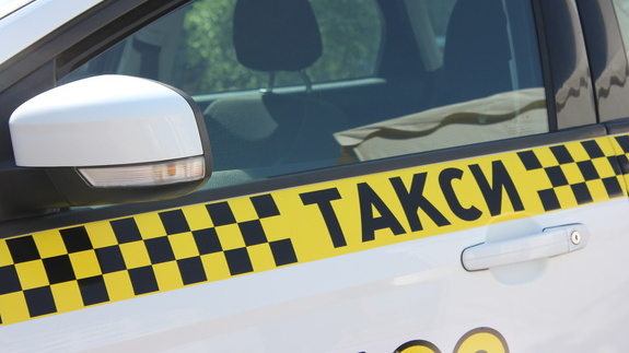 Таксиста в Ростове вытащили из машины, избили и ограбили